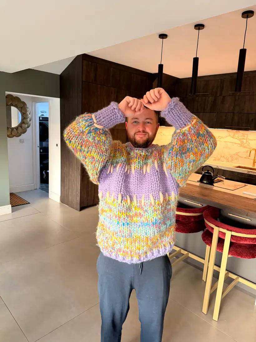 Fernando con il maglione con un collo a coste Lavender e la fascia alta sul petto. Scartato.