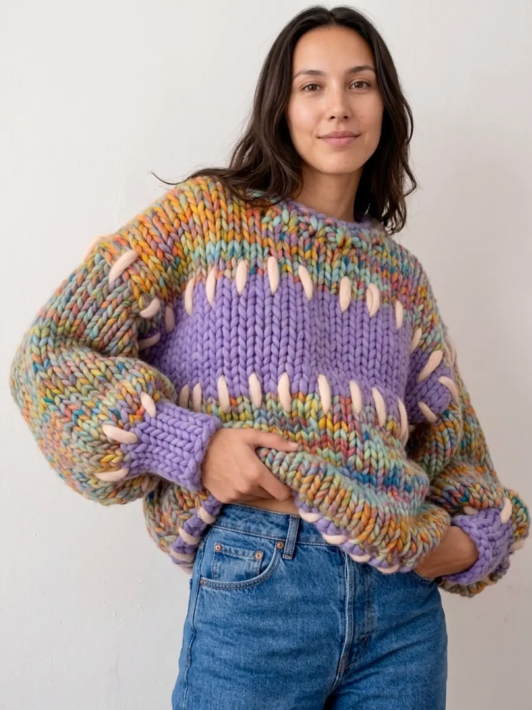 Il collo finito: a coste in Pastel Rainbow e chiuso in Lavender, una sottile linea di colore sul bordo.