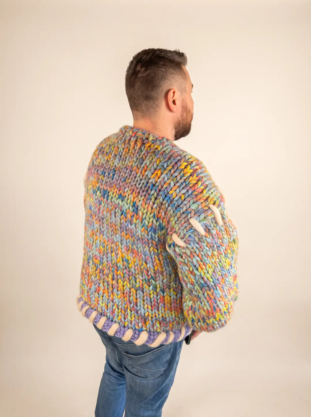 Il retro del Gigante Jumper indossato, con la spirale di punti filza Eggshell intorno all'orlo.