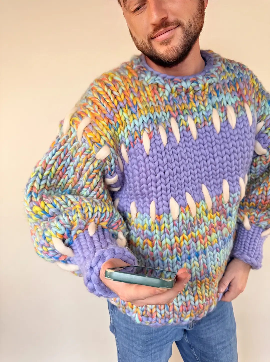 Primo piano delle maglie in Pastel Rainbow e del punto filza Eggshell sopra di esse.