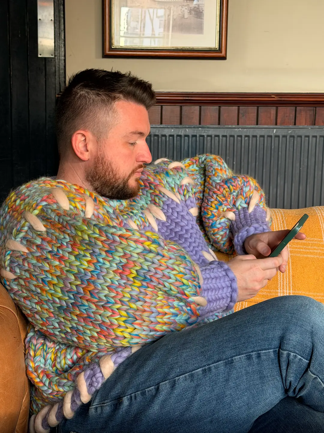 Gigante Jumper på en pubsofa, med ærmet og kanten i syne.