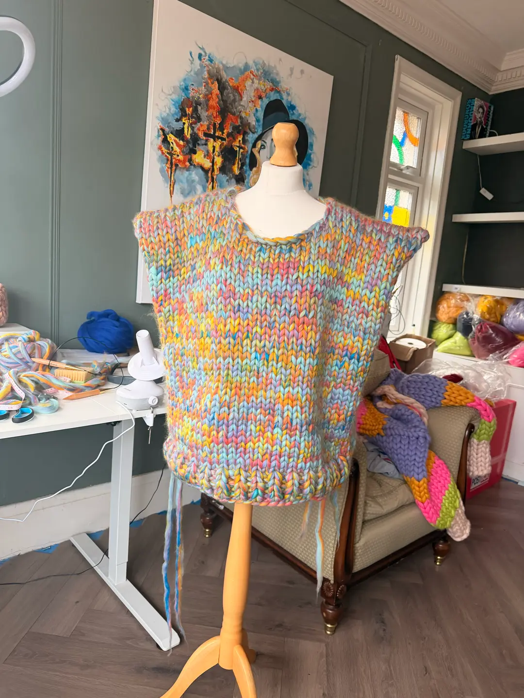Il corpo del maglione in Gigante Junior sul manichino nello studio, senza maniche, con gli scalfi aperti.