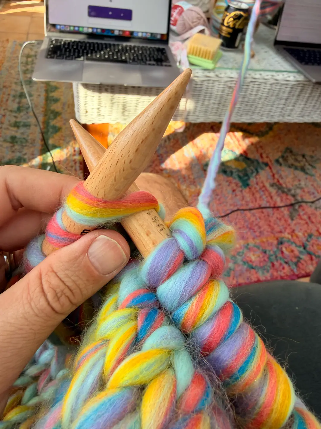 Gigante Junior su ferri di legno da 15 mm: il top di lana non filata Pastel Rainbow diviso, metà dello spessore della lana del cardigan.