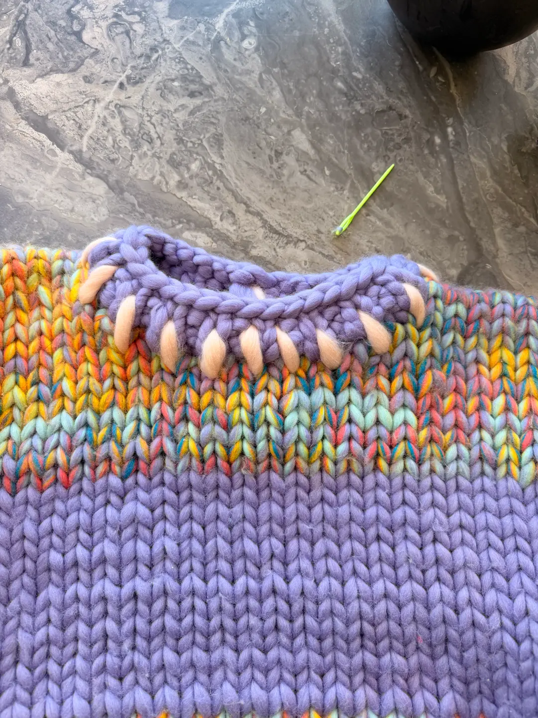 La prima prova del collo stesa in piano: un collo a coste Lavender con punti filza Eggshell intorno. Scartato.